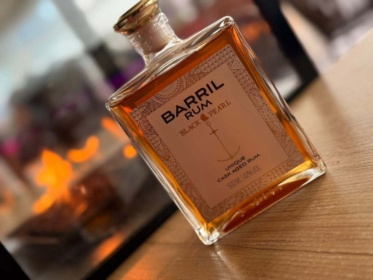 ack Pearl – Restaurant – Das Bild zeigt zwei Flaschen Gin und Rum der Marke Barr.