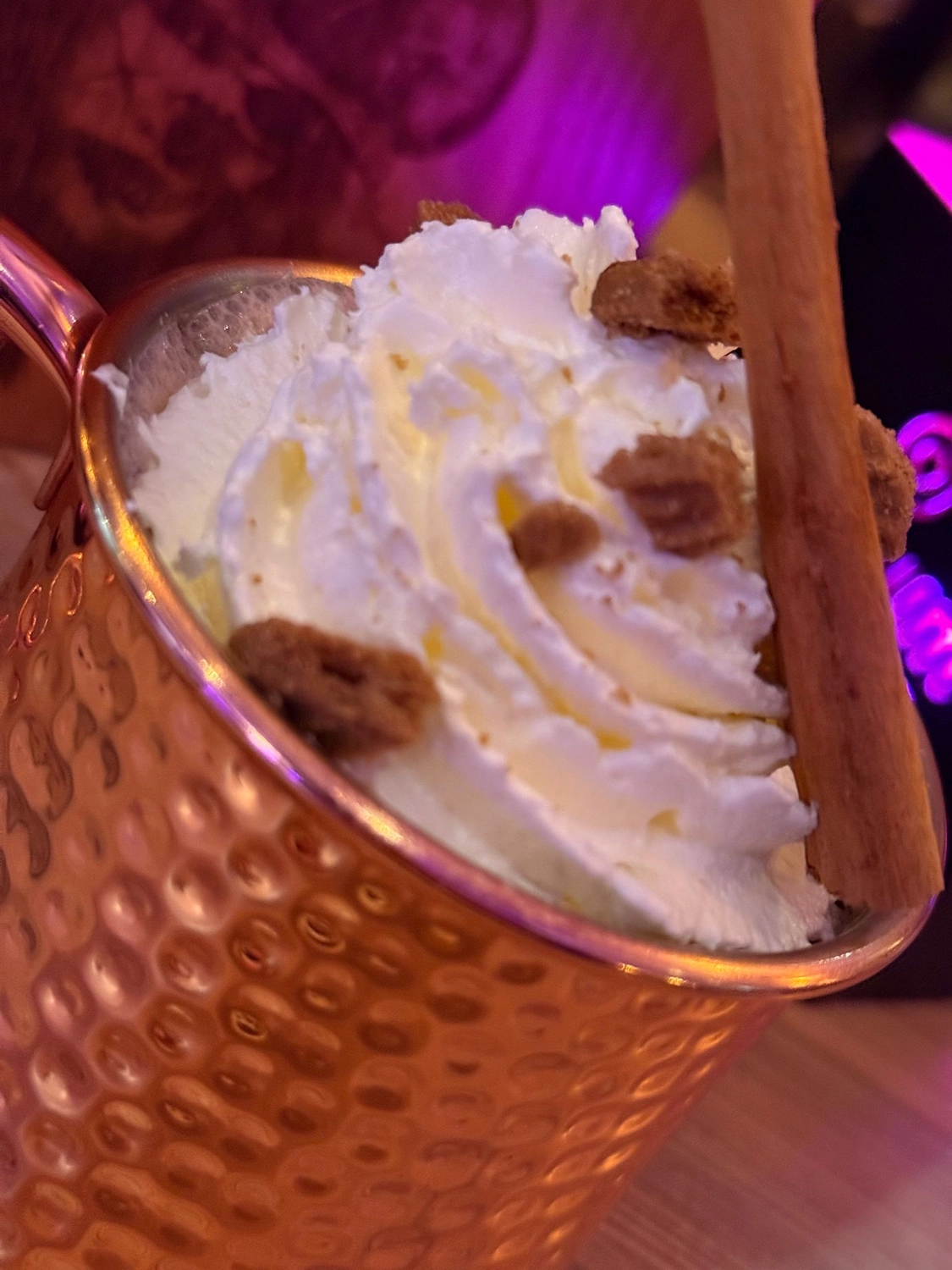 Black Pearl – Restaurant – Das Bild zeigt eine Tasse heiße Schokolade, wahrscheinlich mit Zimt oder anderen Gewürzen, serviert in einem gehämmerten Kupferbecher.