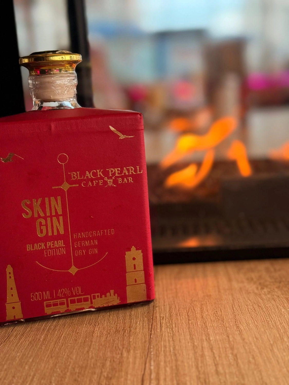 Black Pearl – Restaurant – Das Bild zeigt zwei Flaschen Gin und Rum der Marke Barr.