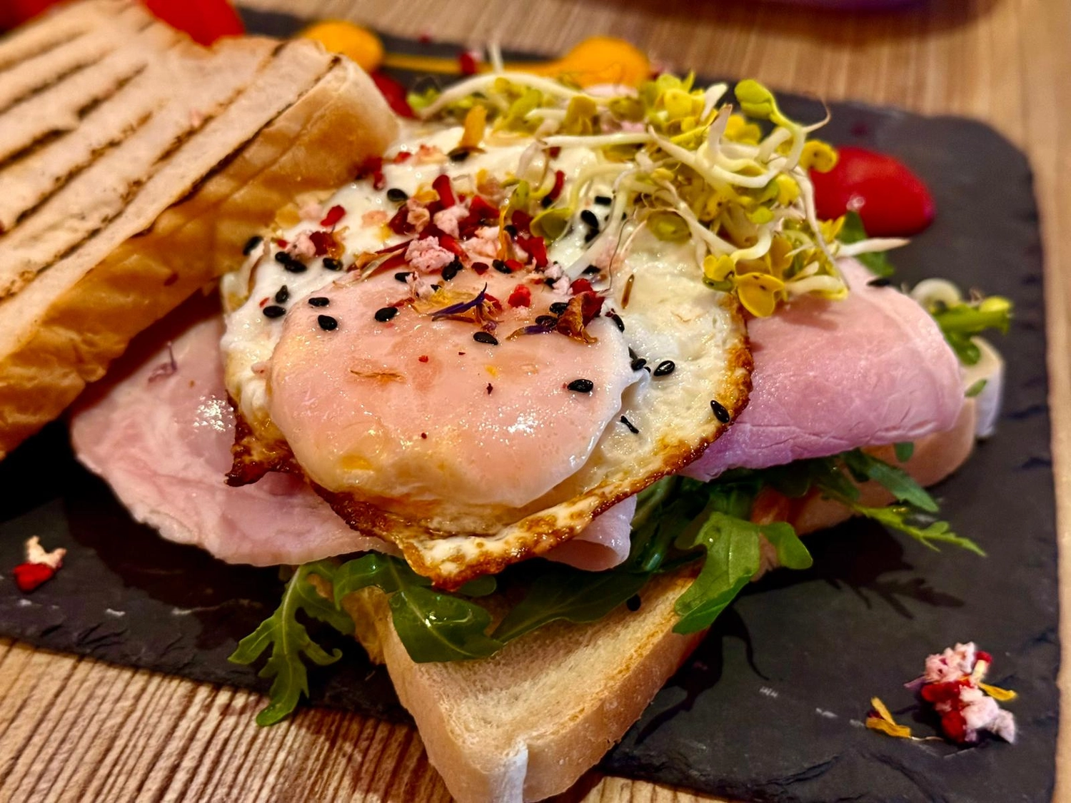 Black Pearl – Restaurant – Dies scheint ein offenes Sandwich zu sein, wahrscheinlich ein Frühstücks- oder Brunchgericht mit mehreren Hauptzutaten.