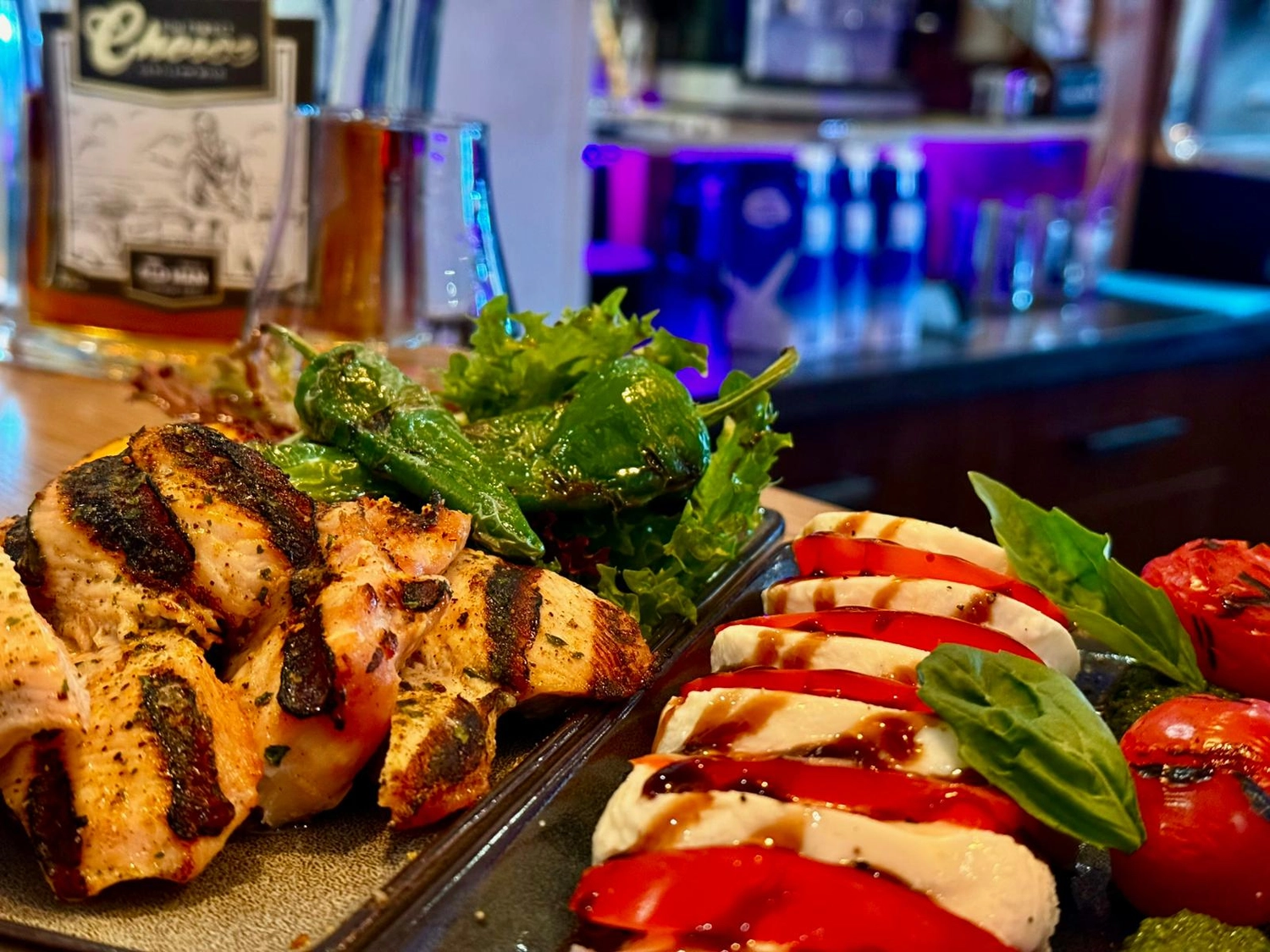 Black Pearl – Restaurant – Das Bild zeigt eine schön angerichtete Vorspeise, wahrscheinlich eine Art frittierter Reisball oder Kroketten.