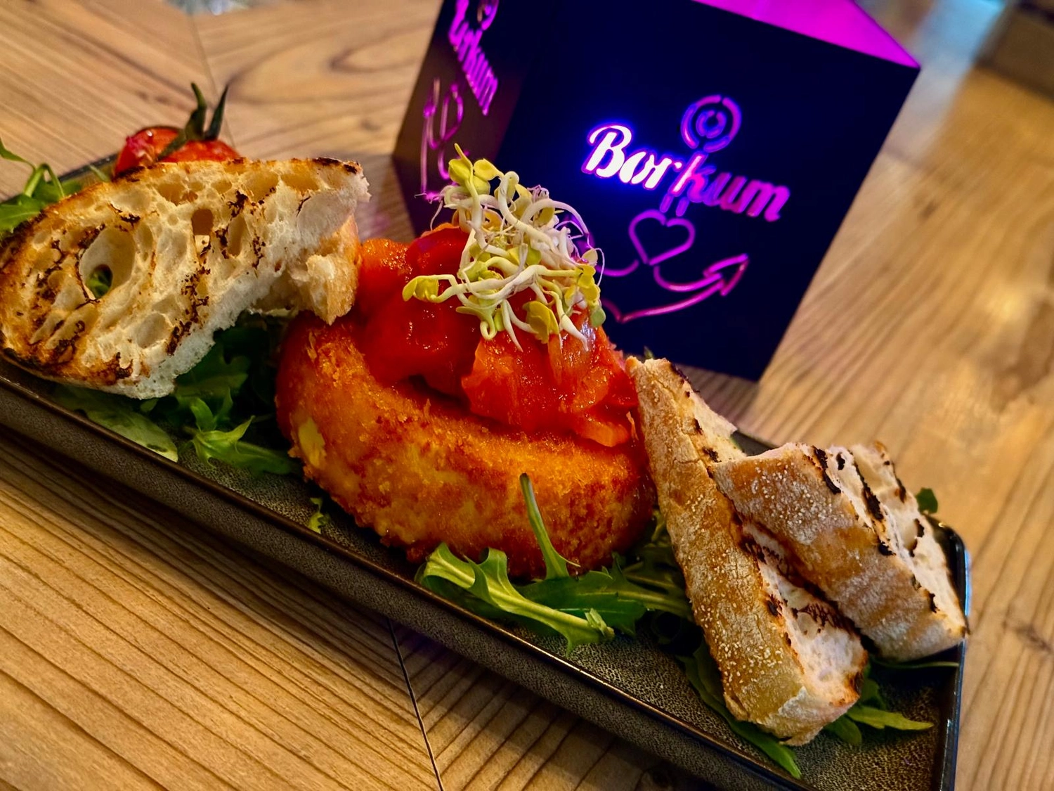 Black Pearl – Restaurant – Dies scheint ein offenes Sandwich zu sein, wahrscheinlich ein Frühstücks- oder Brunchgericht mit mehreren Hauptzutaten.