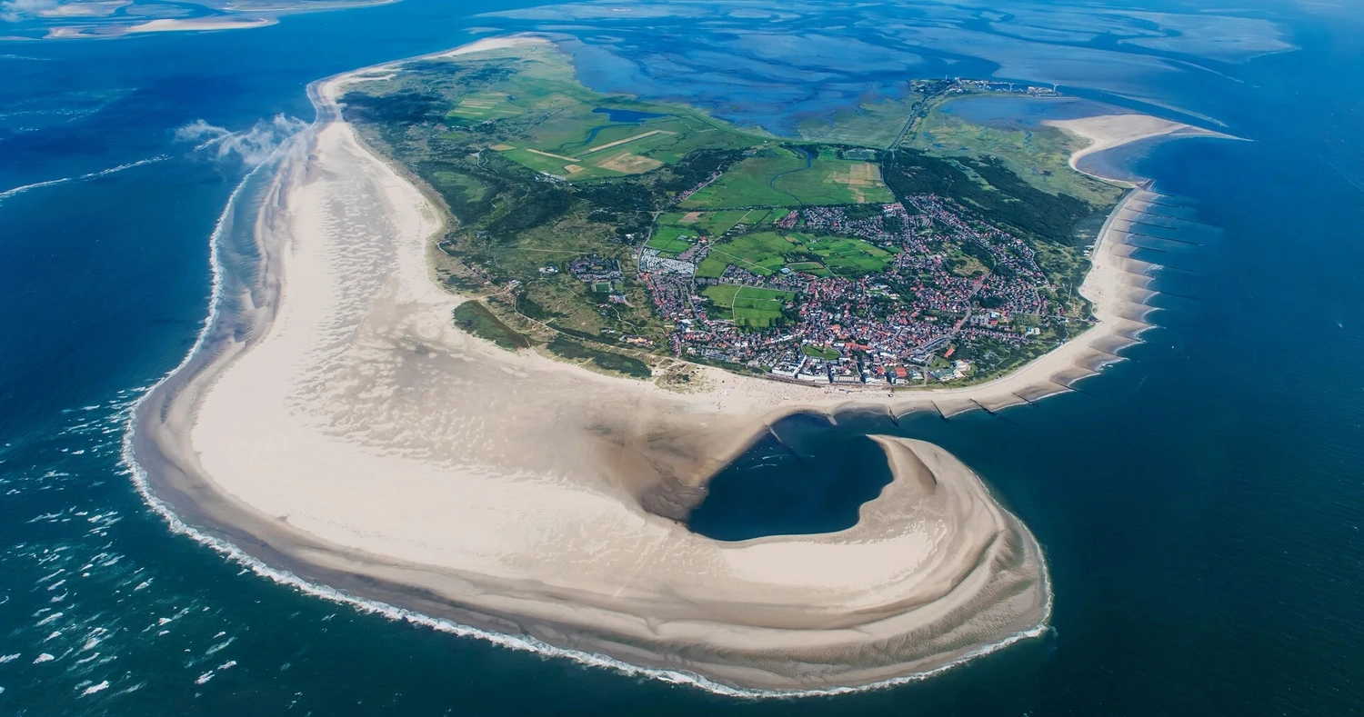 Black Pearl – Restaurant – Diese Luftaufnahme zeigt die Insel Borkum.